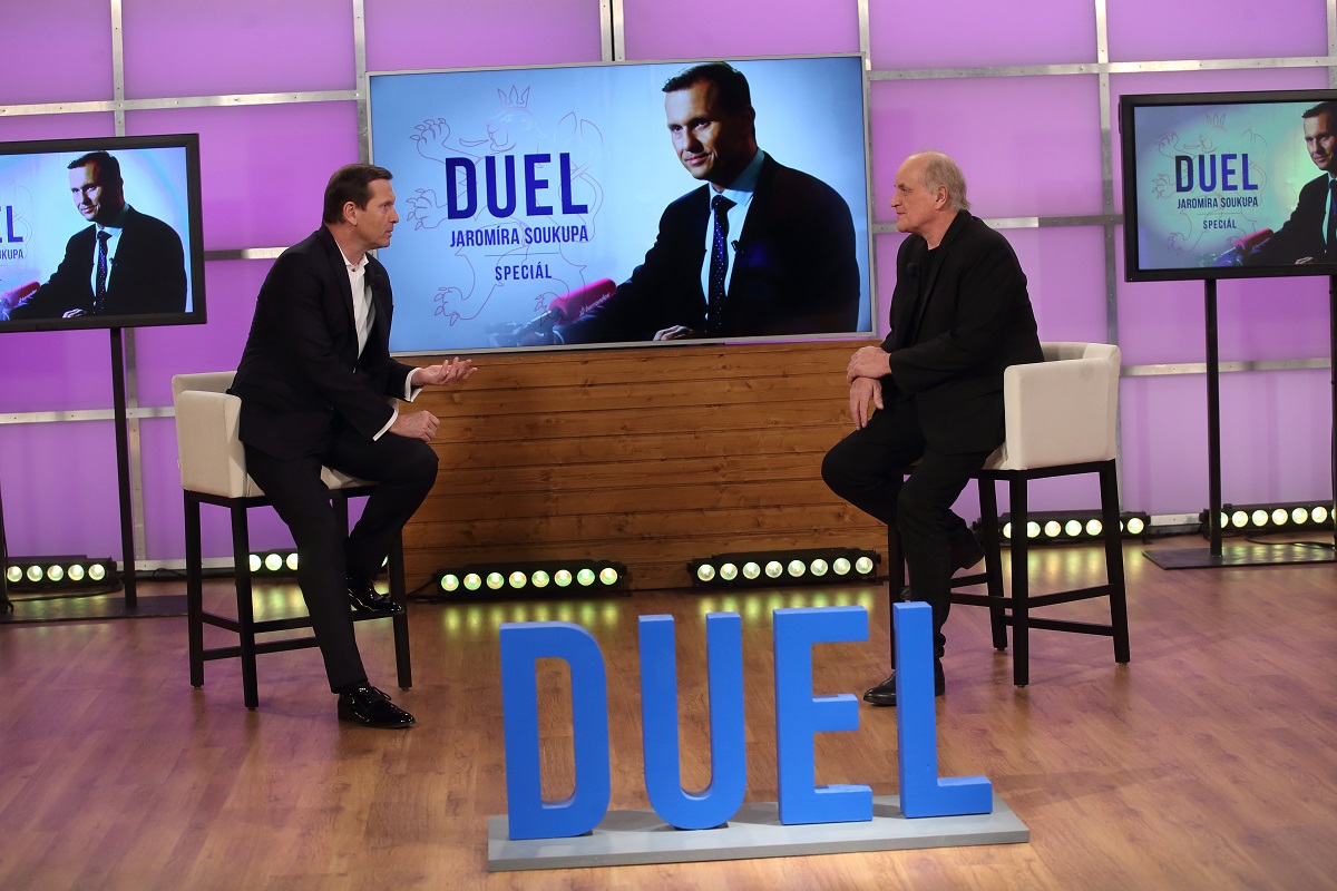 Moderátor pořadu Jaromír Soukup a hudebník a politik Michael Kocáb.