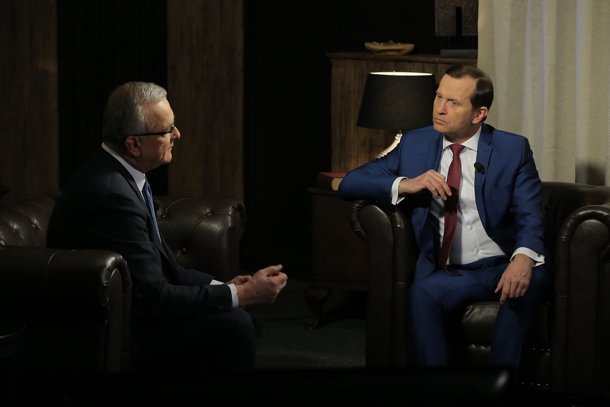 Moderátor pořadu Jaromír Soukup a bývalý poslanec Miroslav Kalousek (TOP 09).