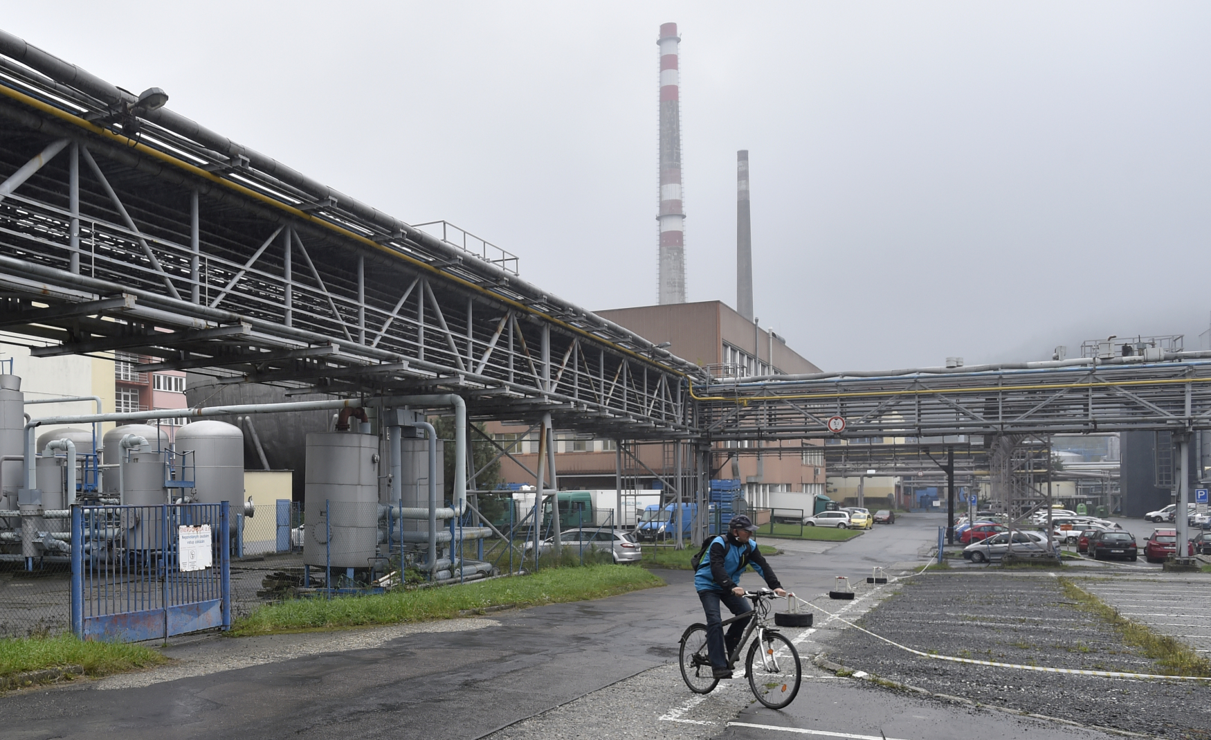 Kyanid, který způsobil úhyn desítek tun ryb v Bečvě, mohl pocházet z kanálu vedoucího do řeky z areálu bývalé Tesly v Rožnově pod Radhoštěm (na snímku z 1. října 2020). Takové podezření má Česká inspekce životního prostředí (ČIŽP) na základě odebraných vzorků.