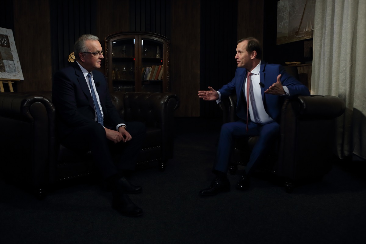 Moderátor pořadu Jaromír Soukup a bývalý poslanec Miroslav Kalousek (TOP 09).