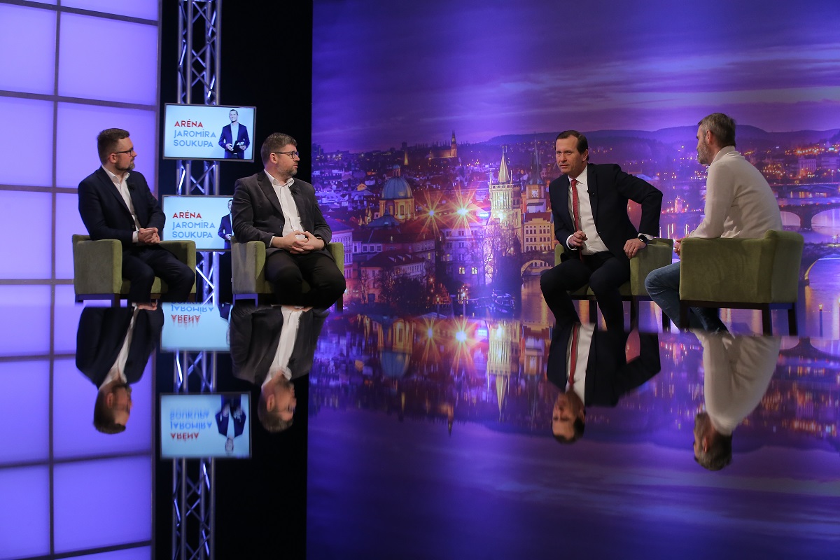 Moderátor pořadu Jaromír Soukup se svými hosty. Moderátor pořadu Jaromír Soukup se svými hosty.