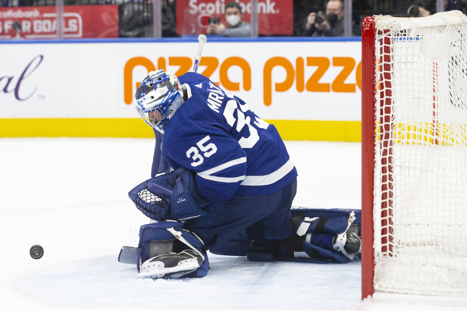 Petr Mrázek opět dovedl Toronto k vítězství. Petr Mrázek opět dovedl Toronto k vítězství.