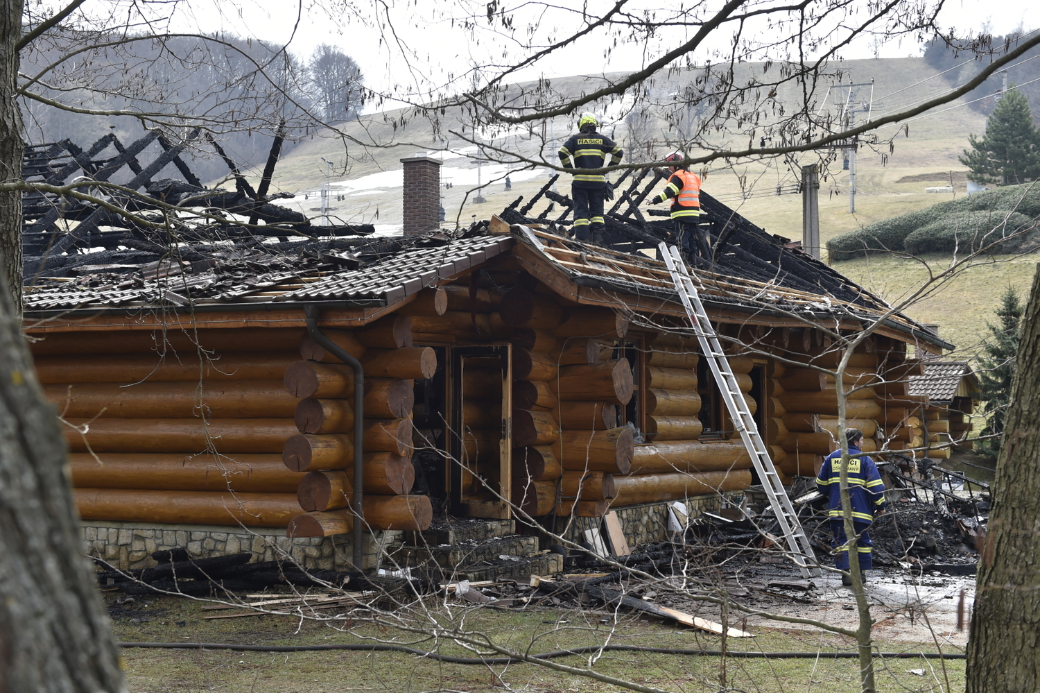 V Osvětimanech na Uherskohradišťsku hořela v noci na 29. března 2022 hospoda Na Srubu vlastněná firmou hradního kancléře Vratislava Mynáře. Předběžná výše škody je 15 milionů korun. Požár likvidovalo sedm profesionálních a dobrovolných jednotek hasičů ze Zlínského a Jihomoravského kraje. V Osvětimanech na Uherskohradišťsku hořela v noci na 29. března 2022 hospoda Na Srubu vlastněná firmou hradního kancléře Vratislava Mynáře. Předběžná výše škody je 15 milionů korun. Požár likvidovalo sedm profesionálních a dobrovolných jednotek hasičů ze Zlínského a Jihomoravského kraje.