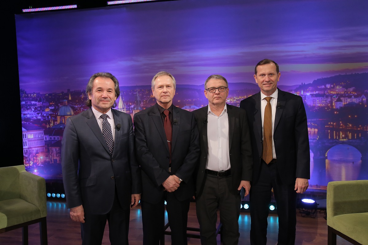 Moderátor pořadu Jaromír Soukup se svými hosty.