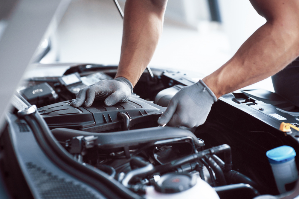 Práce mechanika v autoservise (ilustrační foto).