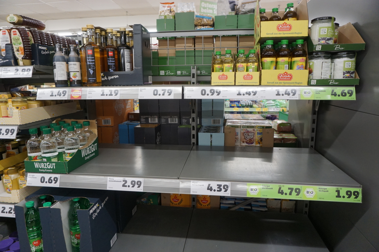 Z německých obchodů kvůli nedostatku slunečnicového a řepkového oleje rychle mizí i olivový olej, vysoká poptávka je také po mouce, cukru a toaletním papíru. Na snímku z 1. dubna 2022 jsou prázdné regály s olejem v jednom z berlínských supermarketů.
