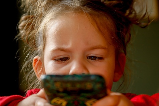 Zírání do mobilu.