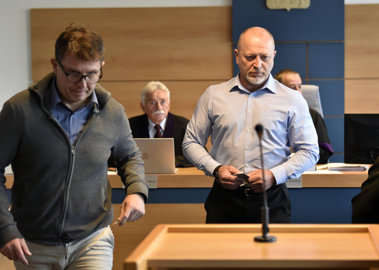 Obžalovaní Aleš Karban (vlevo) a Pavel Hejný v síni zlínské pobočky Krajského soudu Brno, 7. dubna 2022 ve Zlíně. Soud projednává případ případ krácení daně, kterého se podle obžaloby dopustila organizovaná zločinecká skupina zaměřená na soustavnou produkci, dopravu, skladování a prodej lihu nezatíženého spotřební daní. Obžalobě čelí čtyři lidé a jedna společnost, způsobená škoda činí podle spisu stovky milionů korun.