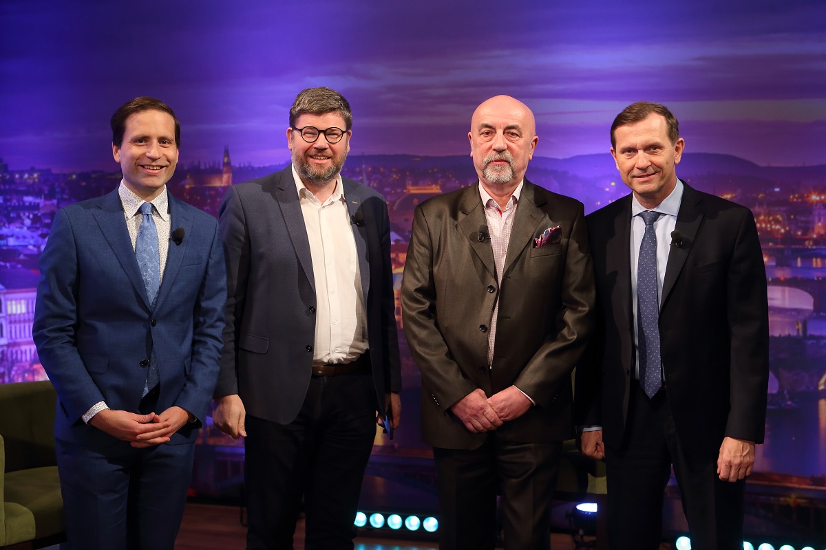 Moderátor pořadu Jaromír Soukup se svými hosty. Moderátor pořadu Jaromír Soukup se svými hosty.