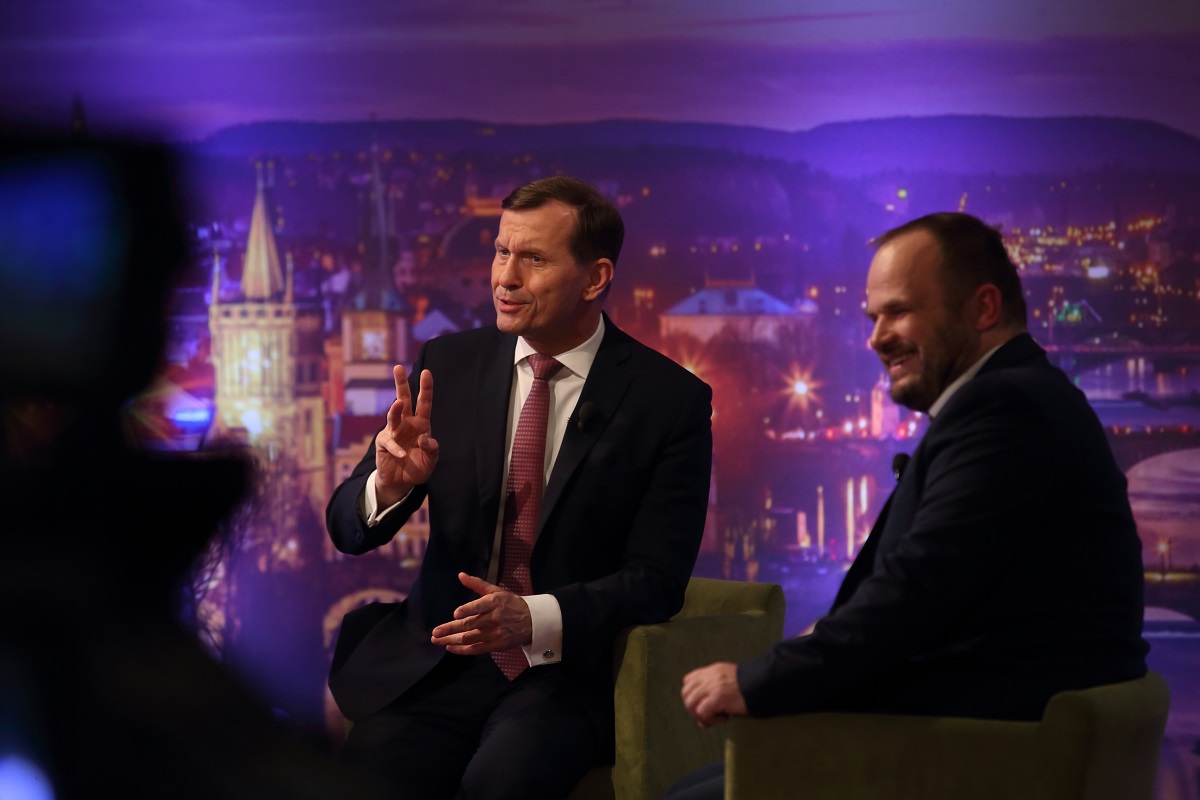 Moderátor pořadu Jaromír Soukup a předseda ČSSD Michal Šmarda.