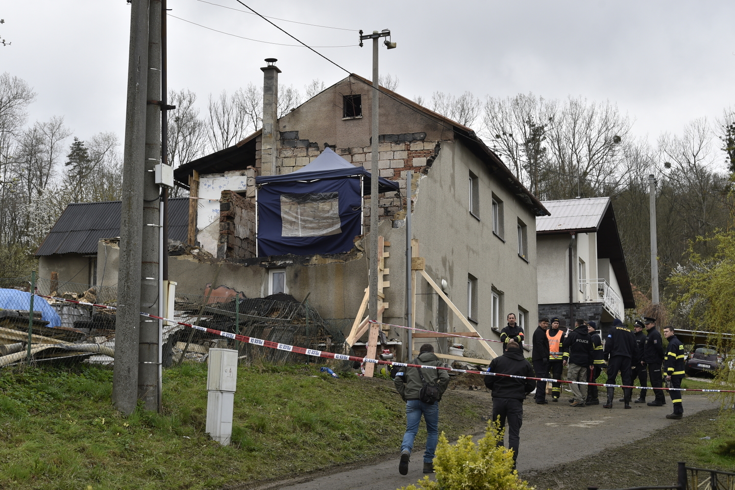 Policisté ohledávají 25. dubna 2022 místo výbuchu rodinného domu v Loučce u Valašského Meziříčí na Vsetínsku. V sutinách domu byla nalezena mrtvá žena a tři děti. Případ policie kvalifikovala jako vraždu.