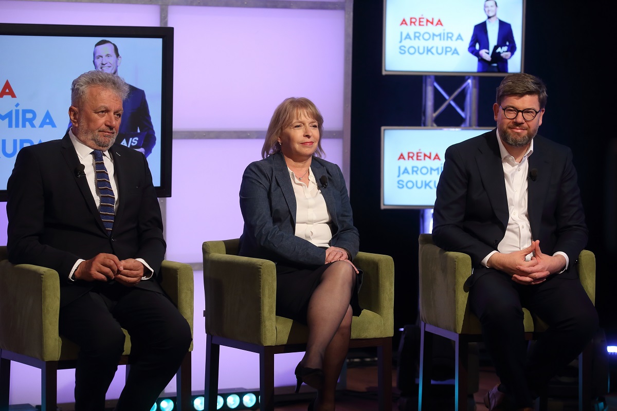 Zleva sociolog Ivan Gabal, uprostřed europoslanec Jiří Pospíšil (TOP 09) a vpravo zastupitelka hl. m. Prahy Hana Kordová Marvanová (TOP 09 a STAN - Spojené síly pro Prahu).