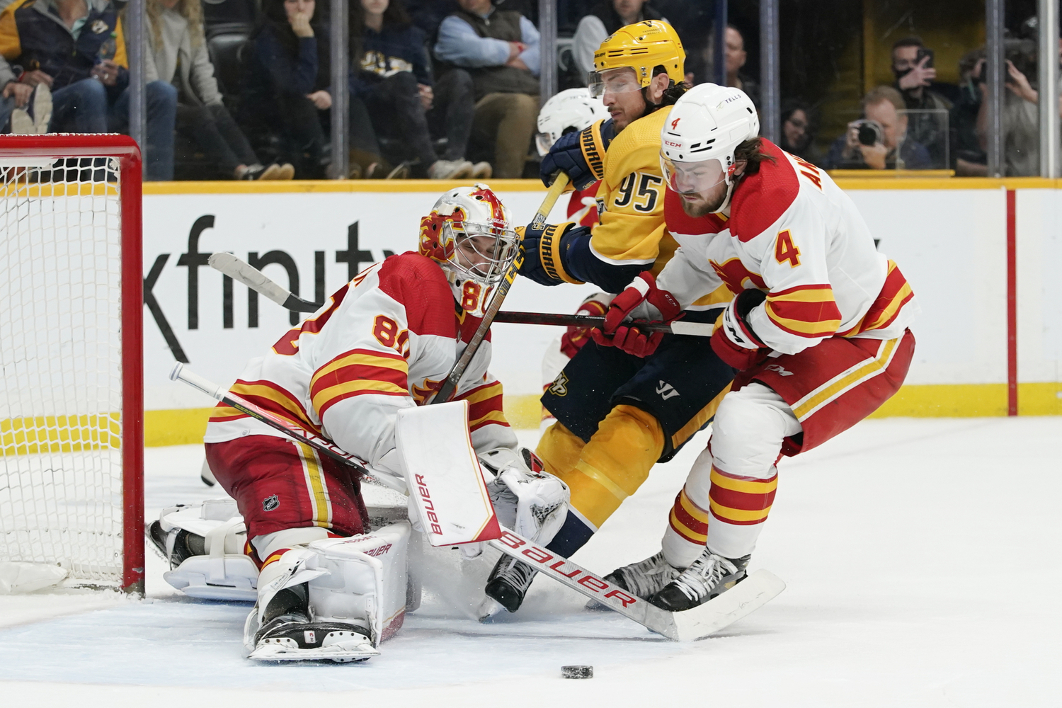 Český brankář ve službách Calgary Flames Dan Vladař.
