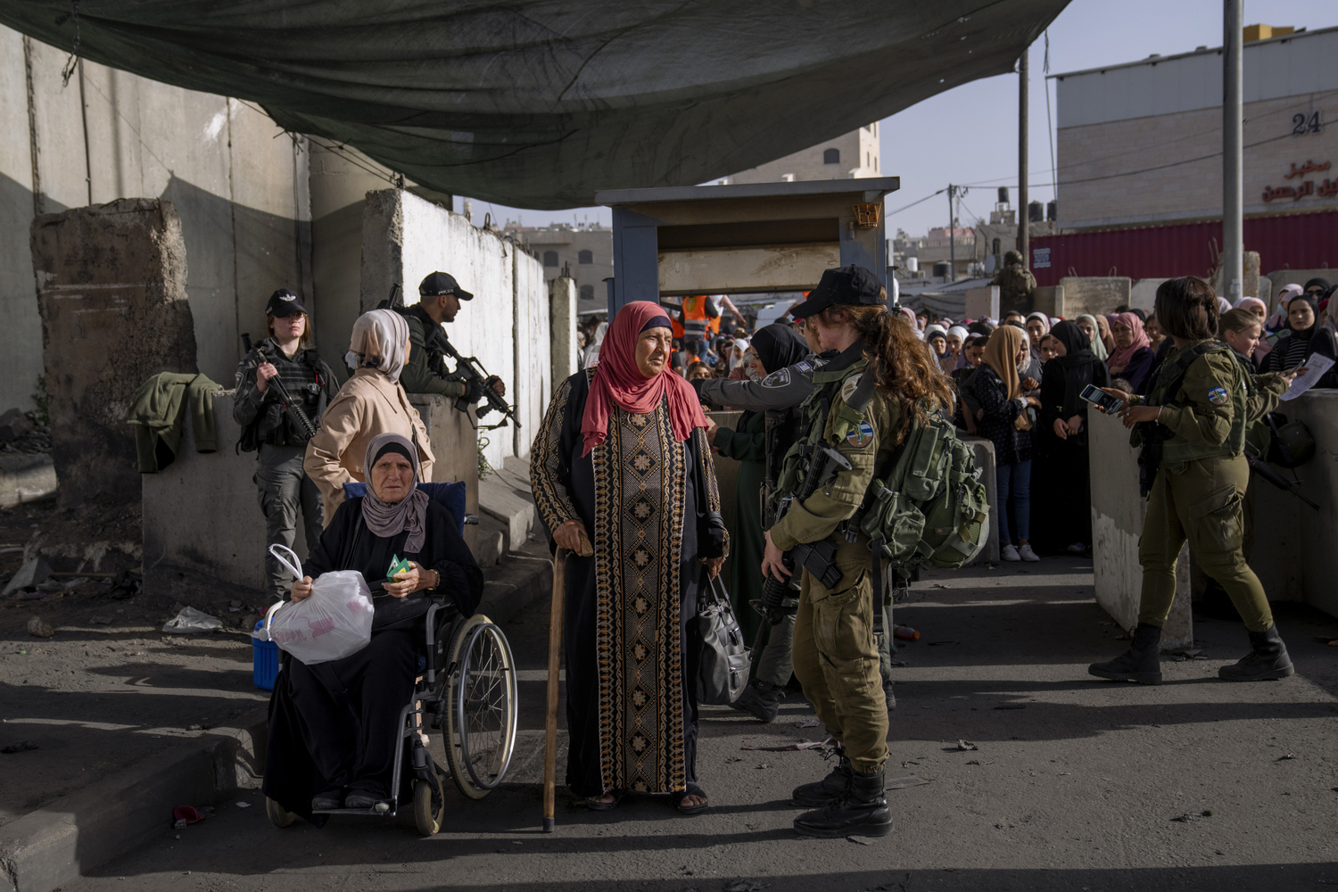 Při střetech s policií bylo v Jeruzalémě zraněno nejméně 42 Palestinců. Při střetech s policií bylo v Jeruzalémě zraněno nejméně 42 Palestinců.