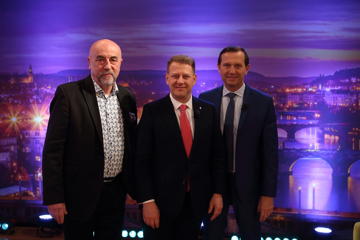 Zleva poslanec Vít Vomáčka (ODS), prezident Svazu obchodu a cestovního ruchu Tomáš Prouza a moderátor pořadu Jaromír Soukup.