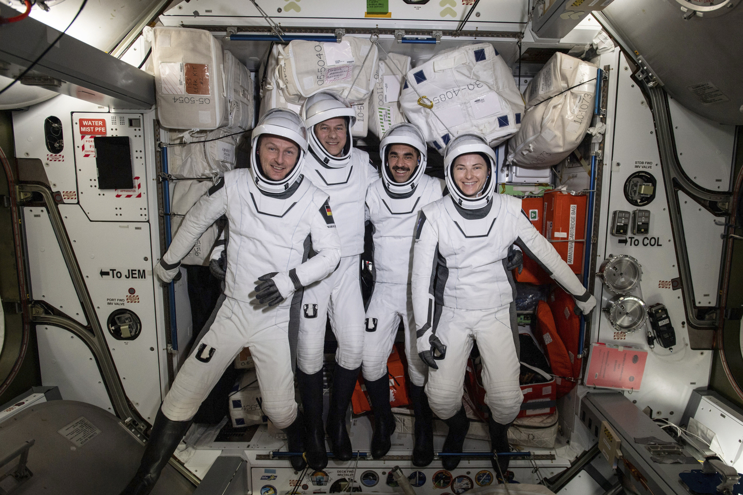 Čtveřice tvořená Američany Thomasem Marshburnem, jeho kolegy z NASA Kaylou Barronovou a Rajou Charim a Němcem Matthiasem Maurerem z ESA byla na ISS od loňského listopadu. Čtveřice tvořená Američany Thomasem Marshburnem, jeho kolegy z NASA Kaylou Barronovou a Rajou Charim a Němcem Matthiasem Maurerem z ESA byla na ISS od loňského listopadu.