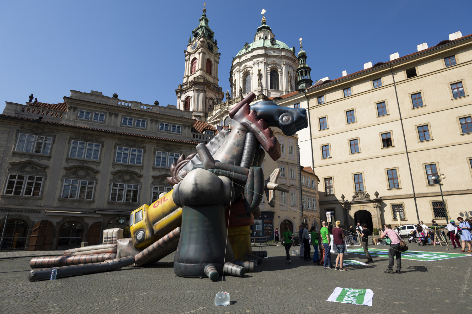 Happening ekologických organizací Limity jsme my a Hnutí Duha před jednáním Poslanecké sněmovny chce upozornit na klimatickou krizi, závislost na dovozu plynu a ropy z Ruska či růst cen energií, 10. května 2022, Praha. Součástí akce bylo vztyčení fosilosaura - sedm metrů vysokého nafukovacího dinosaura, sestaveného ze symbolů těžby a spalování fosilních paliv.