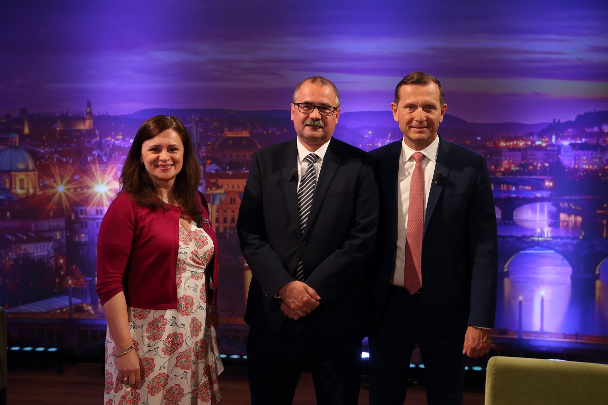Poslankyně Jaroslava Pokorná Jermanová (ANO), poslanec Pavel Žáček (ODS) a moderátor pořadu Jaromír Soukup.