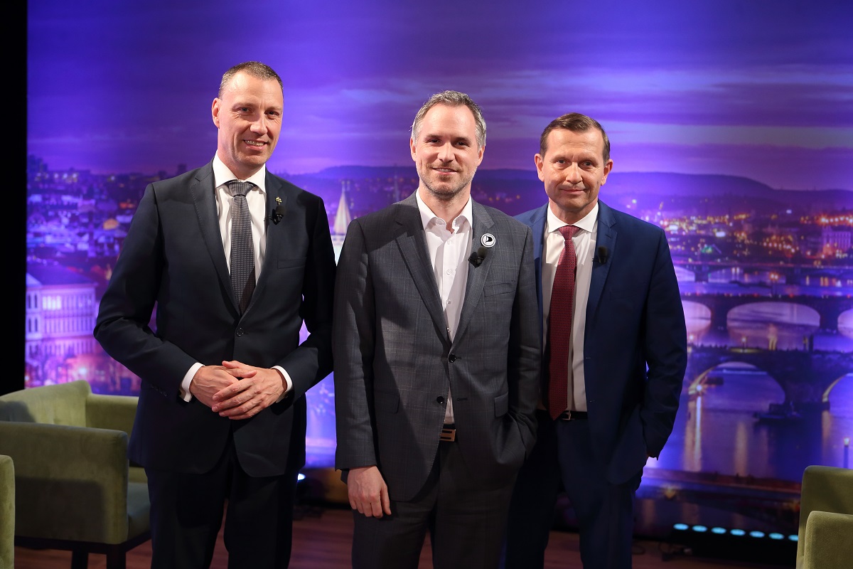 Zastupitel hl.m. Prahy Jan Wolf (KDU-ČSL), primátor hl.m. Prahy Zdeněk Hřib (Piráti) a moderátor pořadu Jaromír Soukup.