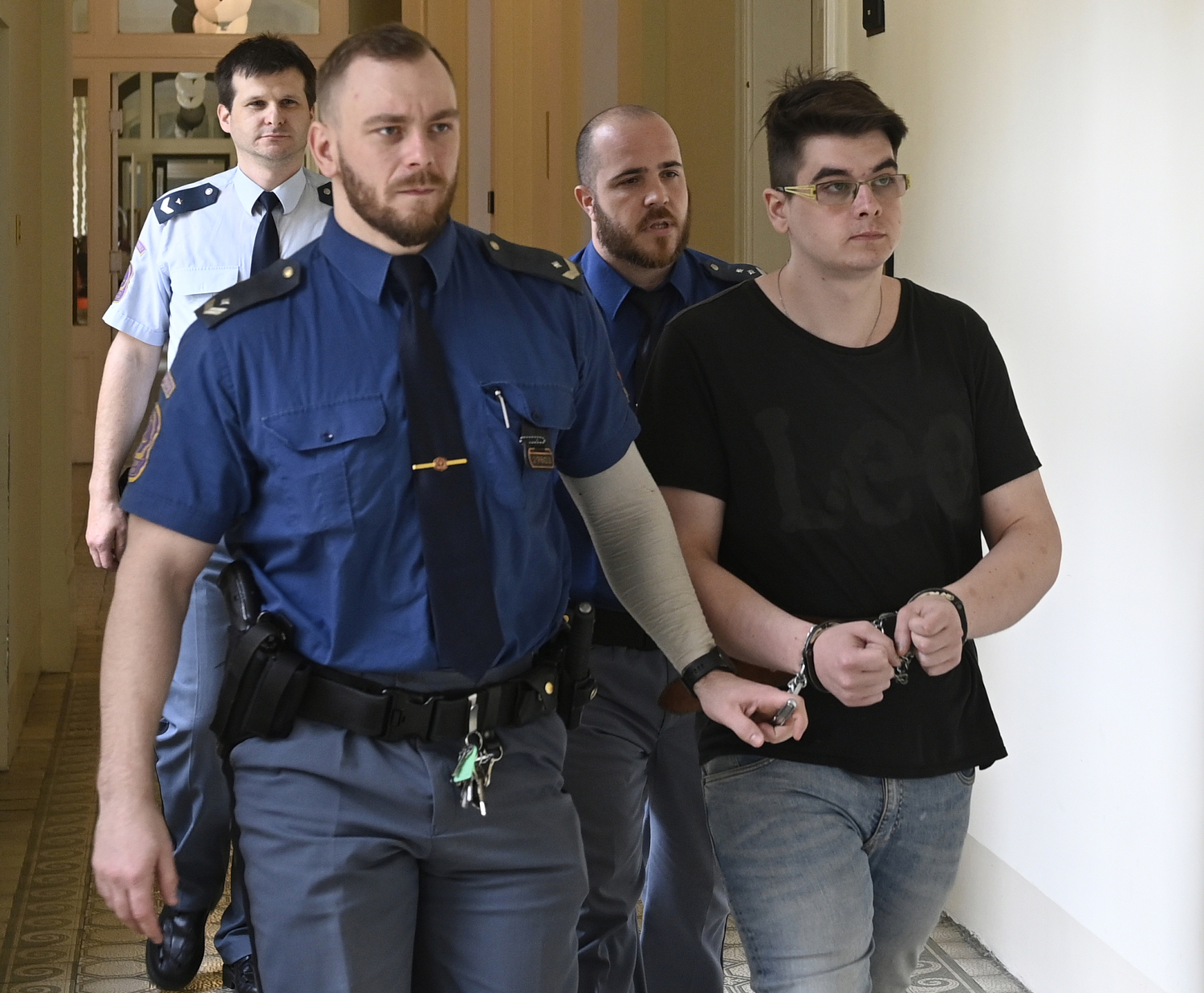 Jiří Sasák, který podle obžaloby napadl elektrickým paralyzérem a nožem řidiče přepravní společnosti, aby mu mohl ukrást automobil, 26. května 2022 u Městského soudu v Praze.