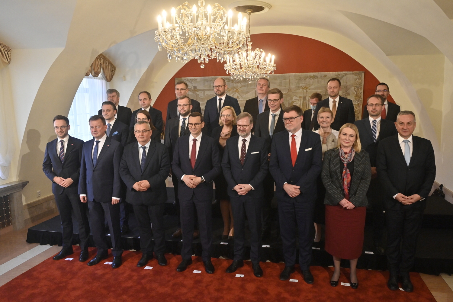 Společné zasedání české a polské vlády v čele s premiéry Petrem Fialou (v přední řadě čtvrtý zprava) a Mateuszem Morawieckim (v přední řadě čtvrtý zleva), 3. června 2022, Praha.