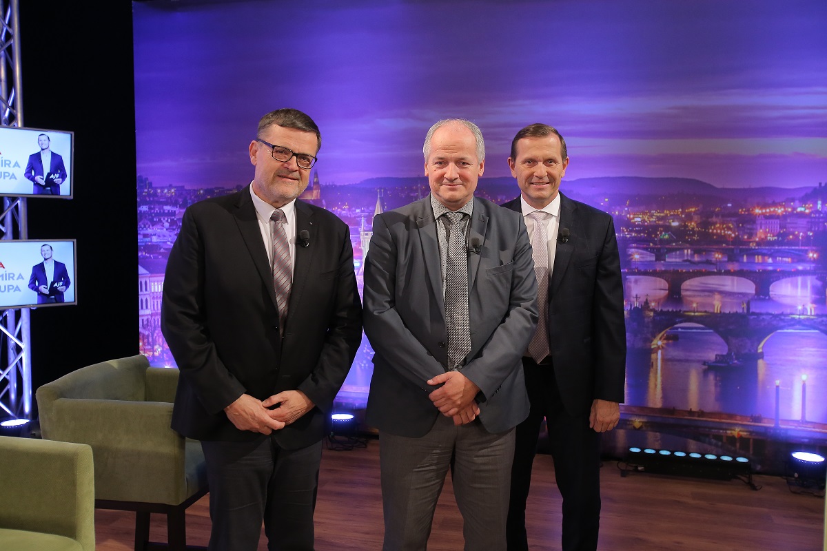 Senátor Lumír Kantor (nestraník za KDU-ČSL), epidemiolog Roman Prymula a moderátor pořadu Jaromír Soukup.