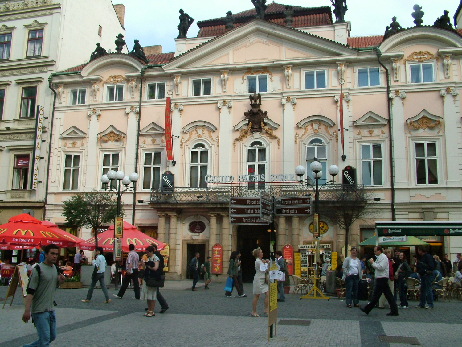 Ministerstvo kultury zamítlo přestavbu paláce Savarin nedaleko Václavského náměstí v Praze, která měla vyjít na deset miliard korun. Hlavní město projekt odsouhlasilo, podle ministerských památkářů by ale ohrozil památkovou rezervaci.
