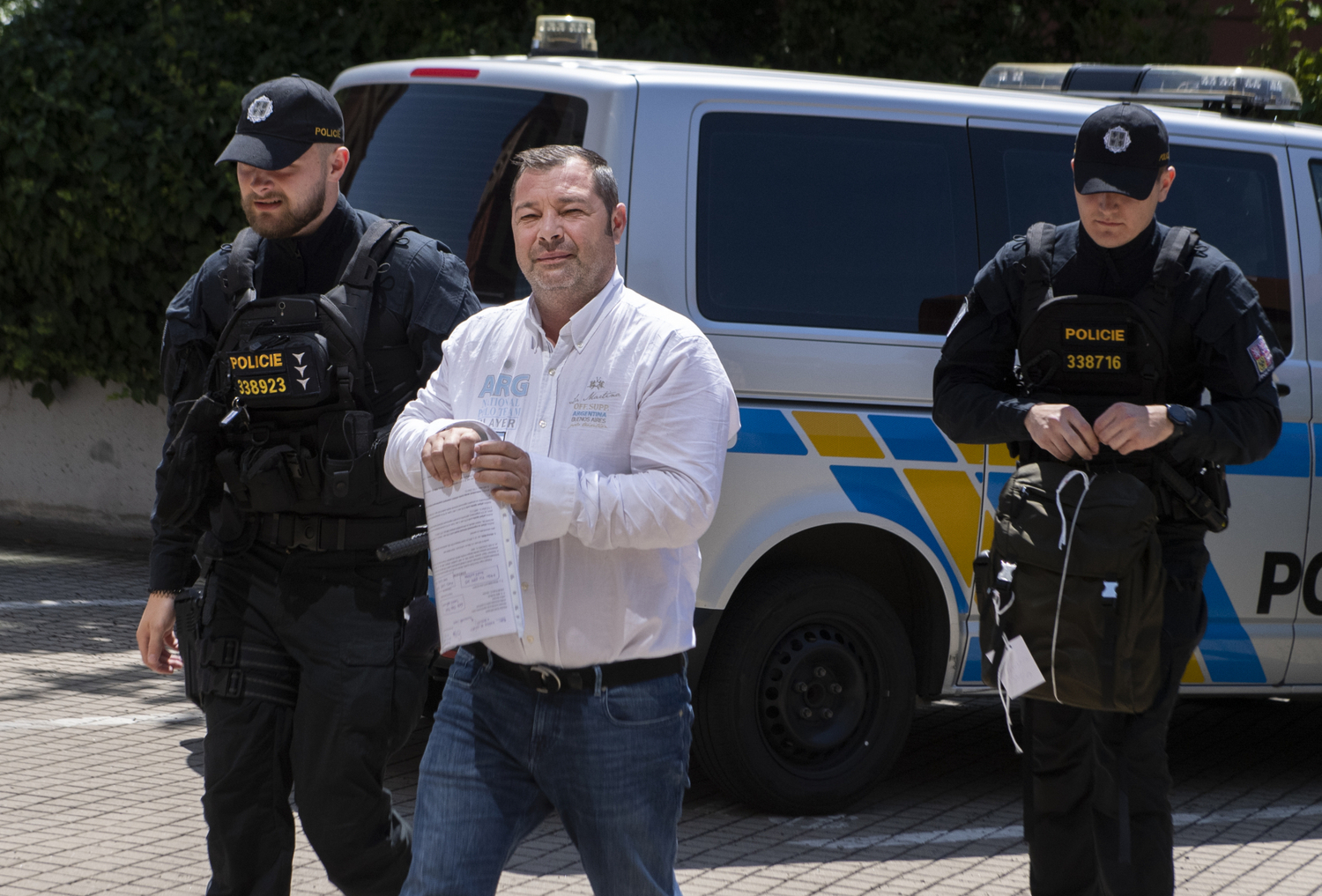 Bývalý ekonomický náměstek a člen představenstva pražského dopravního podniku (DPP) Matej Augustín v doprovodu policie.