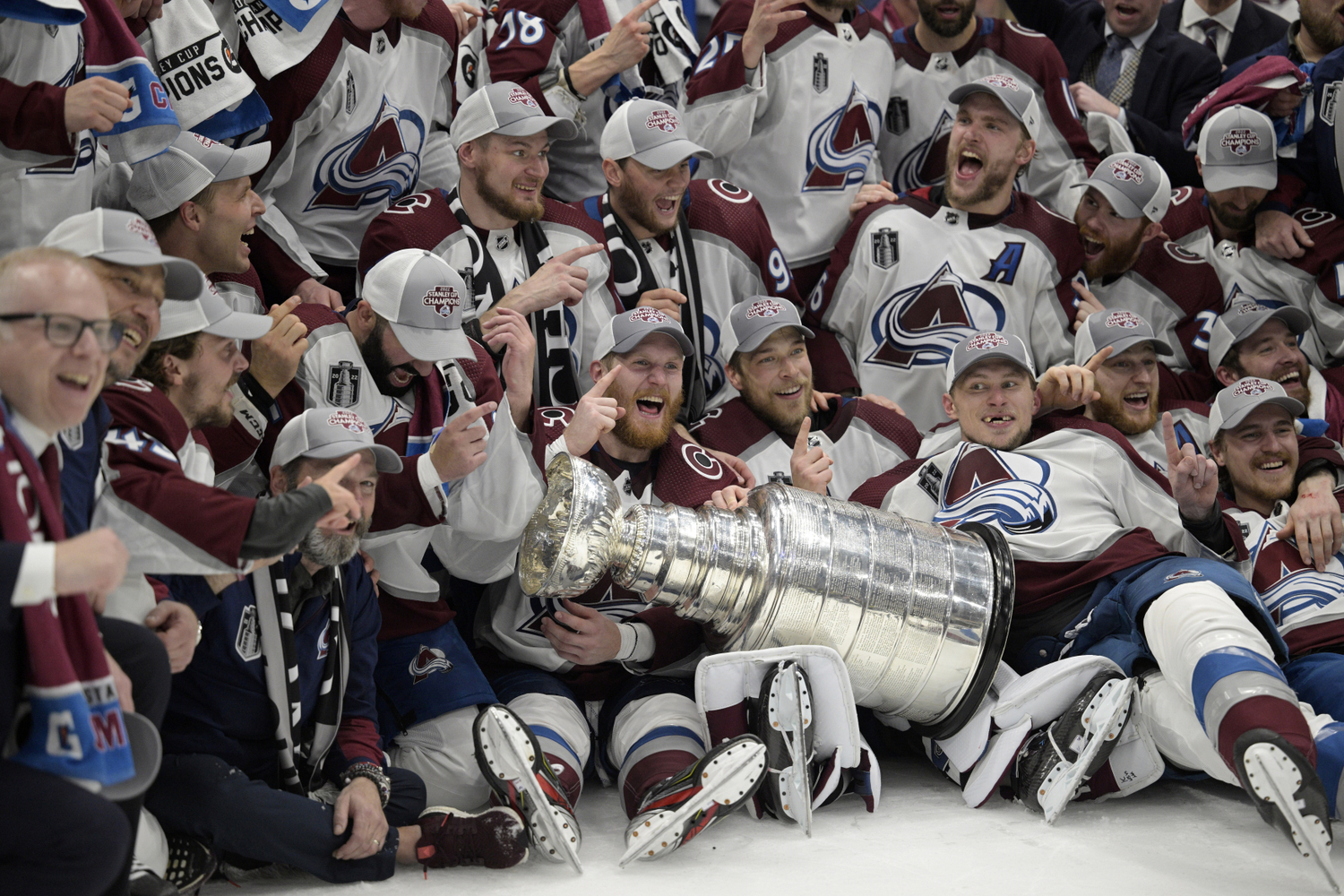 Hokejisté Colorada se radují ze zisku Stanley Cupu.