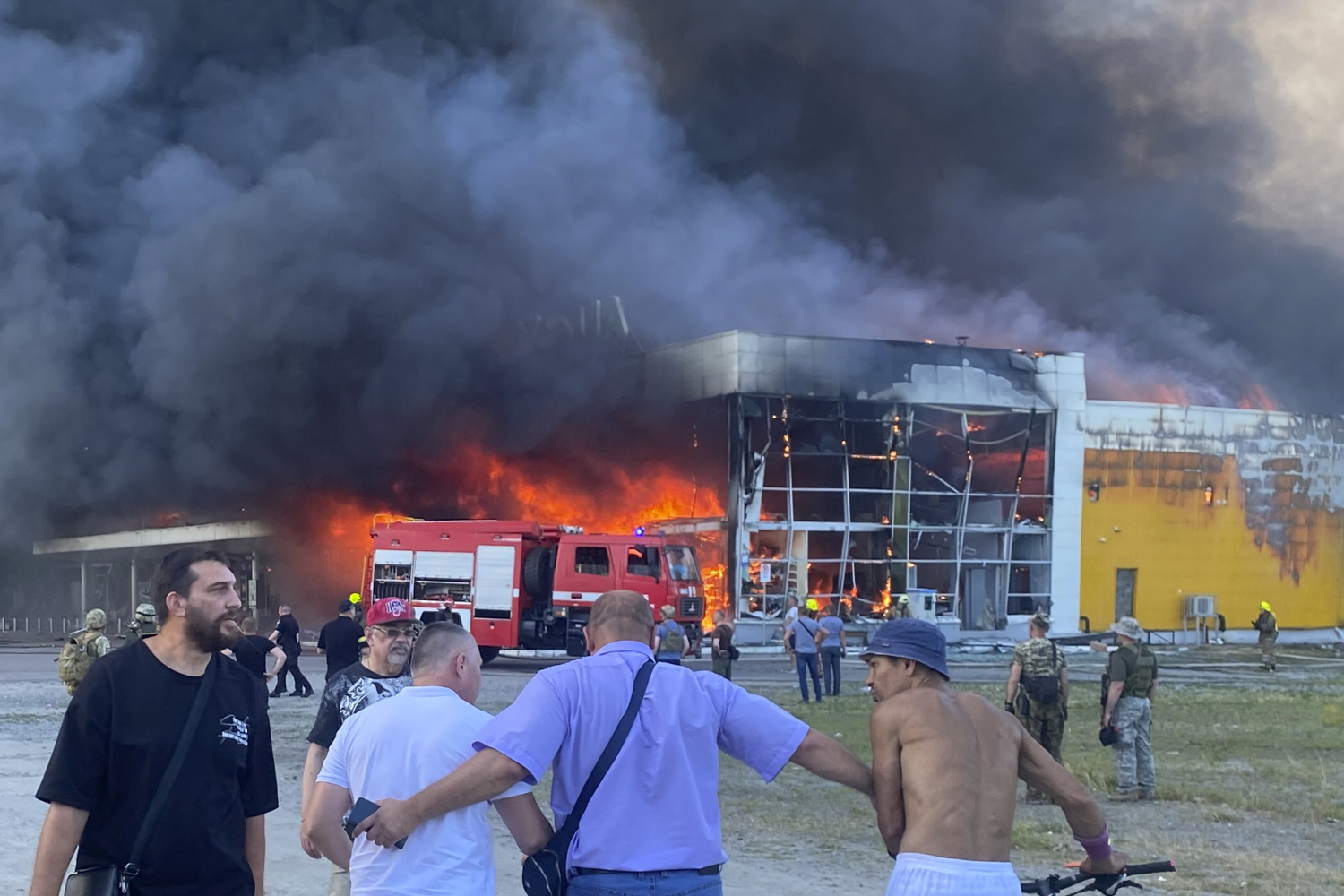 Počet obětí ruského útoku na nákupní středisko v Kremenčuku vzrostl na 16.