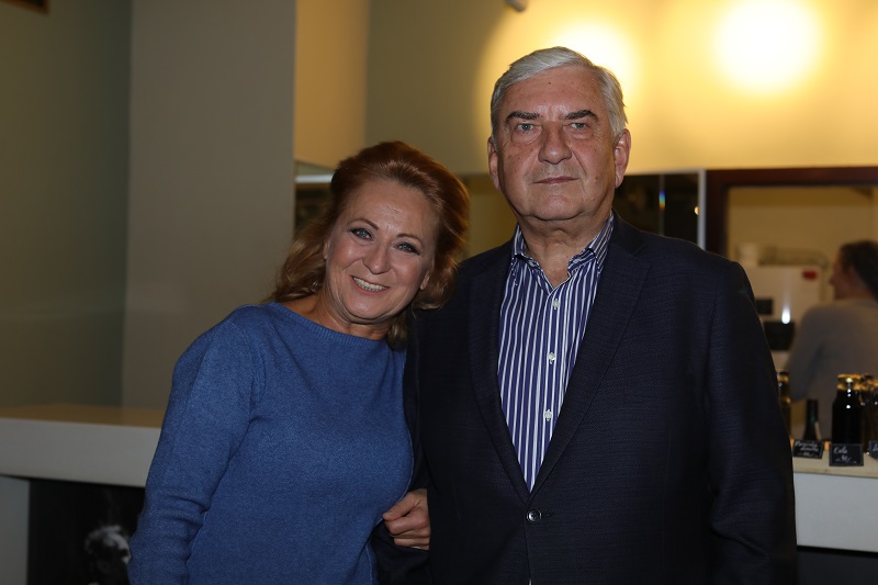 Miroslav Donutil a Simona Stašová k sobě neodmyslitelně patří. Mají za sebou několik filmových a divadelních partnerství. Asi nejvíce si je diváci zamilovali ve filmu Pelíšky, kde se před kamerou setkali vůbec poprvé. "Ano, Pelíšky mě vymrštily do výšin. Ale díky tobě," řekla Stašová Donutilovi v talk show Na kus řeči. On o ní zase často mluví jako o své druhé manželce. Jedno je ale jisté, tihle dva se mají doopravdy rádi. Miroslav Donutil a Simona Stašová k sobě neodmyslitelně patří. Mají za sebou několik filmových a divadelních partnerství. Asi nejvíce si je diváci zamilovali ve filmu Pelíšky, kde se před kamerou setkali vůbec poprvé. "Ano, Pelíšky mě vymrštily do výšin. Ale díky tobě," řekla Stašová Donutilovi v talk show Na kus řeči. On o ní zase často mluví jako o své druhé manželce. Jedno je ale jisté, tihle dva se mají doopravdy rádi.