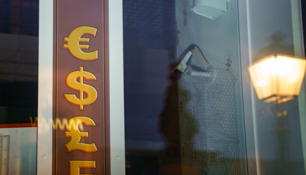 Na pádu eura se podepsalo i počínání ECB, která dlouhodobě podceňuje nebezpečí inflace a velmi obezřetně přistupuje ke zvyšování základních úrokových sazeb (ilustrační foto). ČTK/DPA/Frank Rumpenhorst.