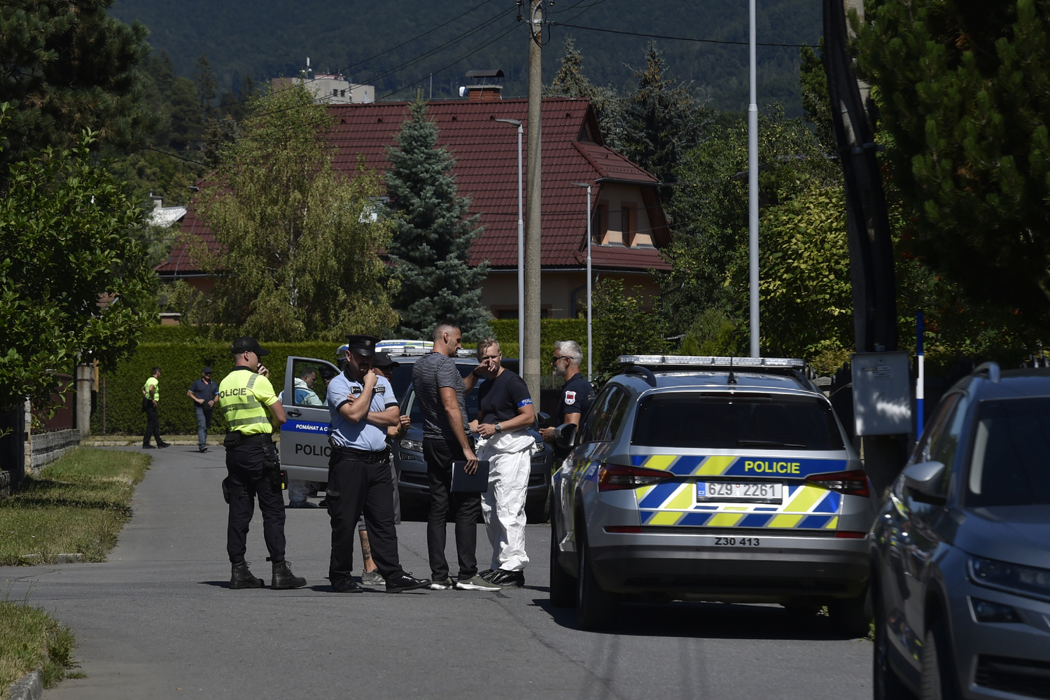 Policisté vyšetřují 3. srpna 2022 v Rožnově pod Radhoštěm na Vsetínsku, kde při násilném trestném činu zemřeli čtyři lidé. Šlo o dva dospělé a dvě děti.
