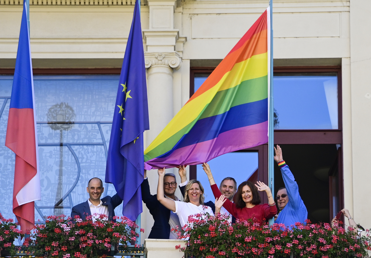 Na budově pražského magistrátu byla v první den festivalu hrdosti LGBT+ komunity vyvěšena duhová vlajka, 8. srpna 2022, Praha. Čtvrtý zleva je primátor Zdeněk Hřib (Piráti).