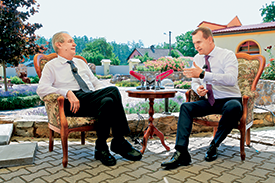 Generální ředitel TV Barrandov Jaromír Soukup v debatě s prezidentem Milošem Zemanem. Generální ředitel TV Barrandov Jaromír Soukup v debatě s prezidentem Milošem Zemanem.
