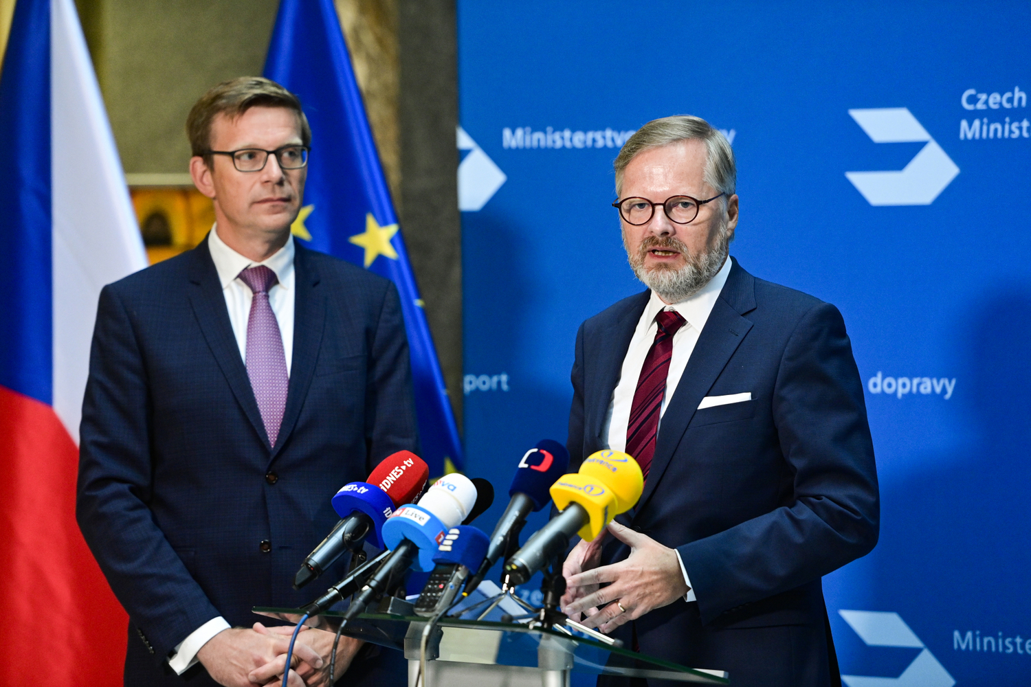 Předseda vlády Petr Fiala zahájil sérii bilančních návštěv ministerstev. S ministrem dopravy Martinem Kupkou hovořil zejména o zlepšení infrastruktury v ČR, dostavbě klíčových komunikací a situaci v železniční dopravě, 23. srpna 2022, Praha.