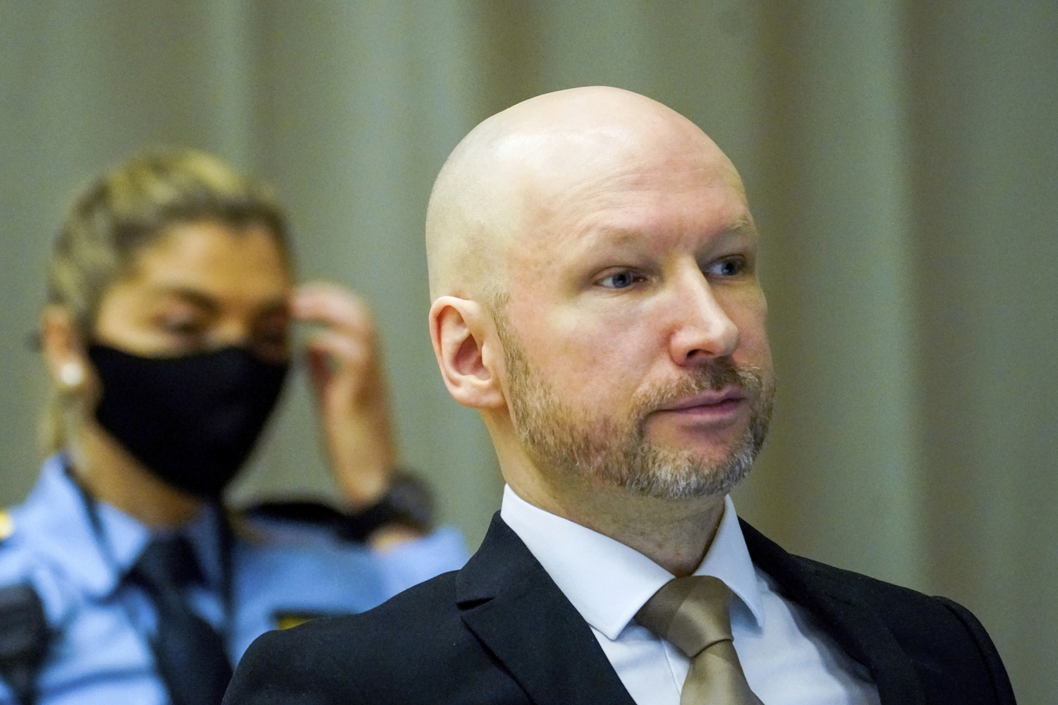 Norský pravicový extremista Anders Behring Breivik u soudu. Norský pravicový extremista Anders Behring Breivik u soudu.