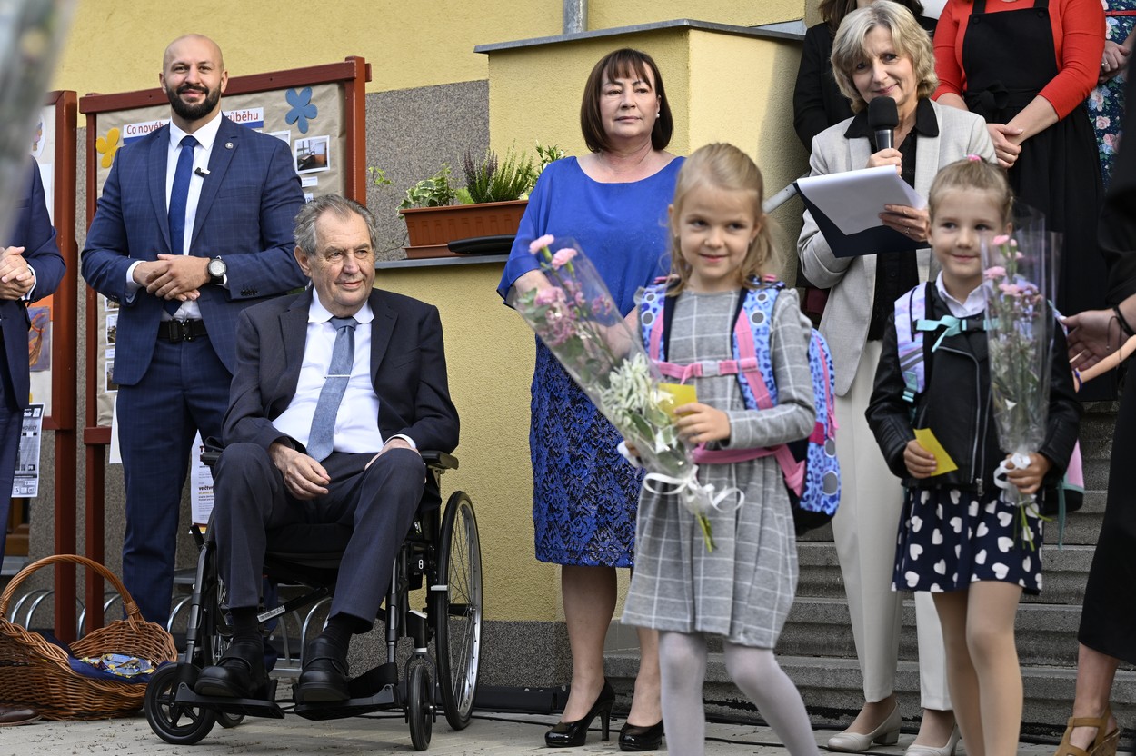 Prezident Miloš Zeman (druhý zleva) zahájil na Základní škole Charlotty Garrigue Masarykové Lány nový školní rok, 1. září 2022, Lány. Uprostřed na snímku (v modrých šatech) je první dáma Ivana Zemanová.