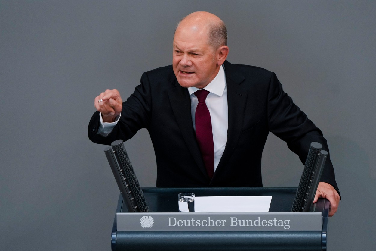 Německý kancléř Olaf Scholz při svém emotivním projevu.