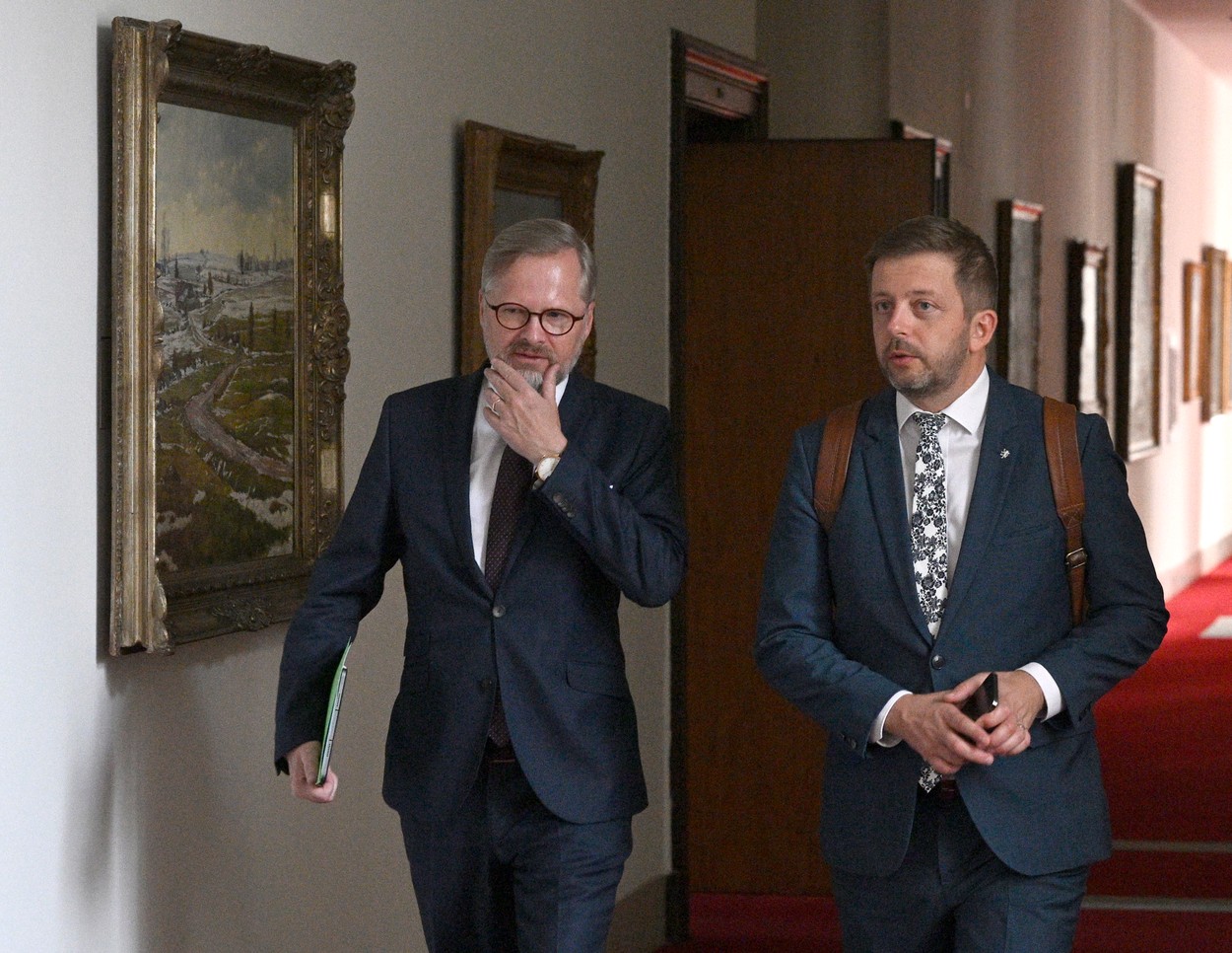 Premiér Petr Fiala (ODS), vlevo, a místopředseda vlády a ministr vnitra Vít Rakušan (STAN) přicházejí na mimořádné jednání vlády k aktuální situaci v energetice, 12. září 2022, Praha.