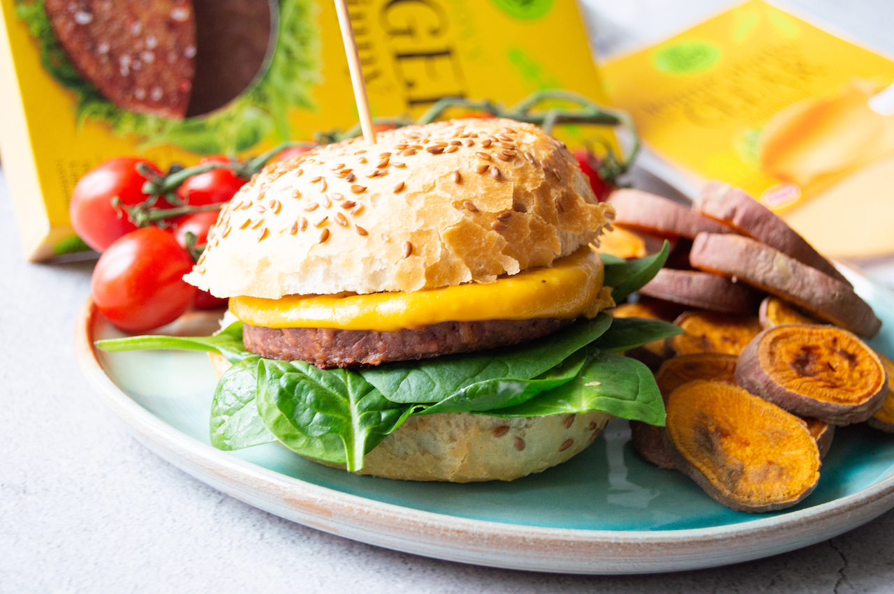 Rostlinný burger a rostlinný sýr.