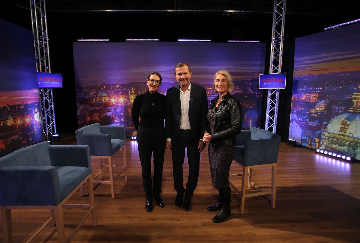 Zleva starostka MČ Praha 2 Alexandra Udženija (ODS), moderátor pořadu Jaromír Soukup a starostka Mníšku pod Brdy Magdalena Davis (Zelení).