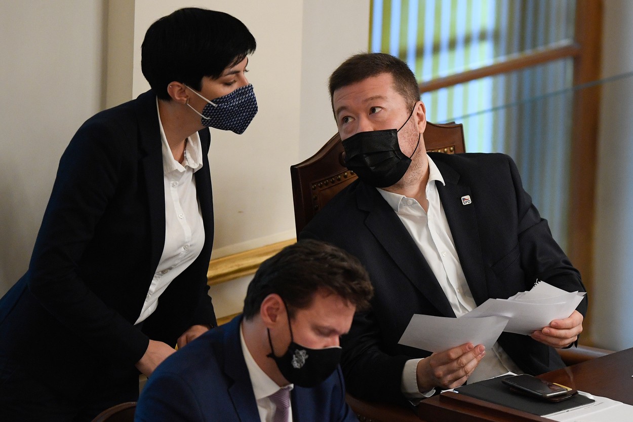 Předsedkyně TOP 09 Markéta Pekarová Adamová a předseda SPD Tomio Okamura ve společné debatě (na snímku z 30. října 2020).