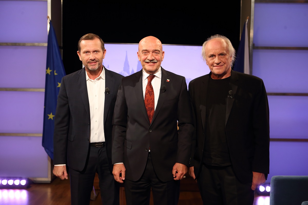 Moderátor pořadu Jaromír Soukup, podnikatel a kandidát na prezidenta ČR Tomáš Březina (uprostřed) a hudebník a politik Michael Kocáb.