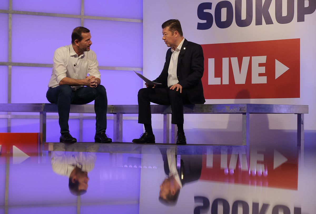 Moderátor pořadu Jaromír Soukup a poslanec a lídr hnutí SPD Tomio Okamura.