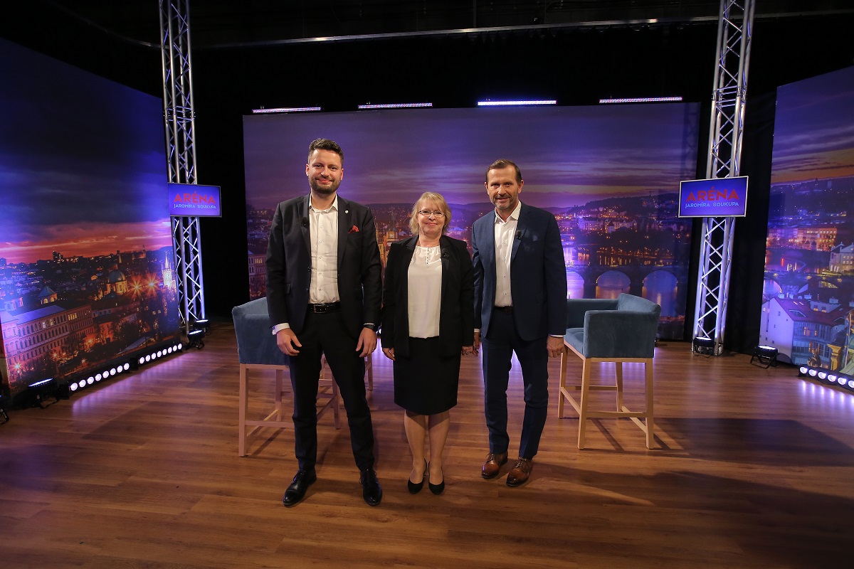 Moderátor pořadu Jaromír Soukup se svými hosty. Moderátor pořadu Jaromír Soukup se svými hosty.