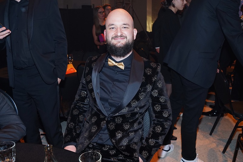 Písničkář Pokáč se plácl přes kapsu.