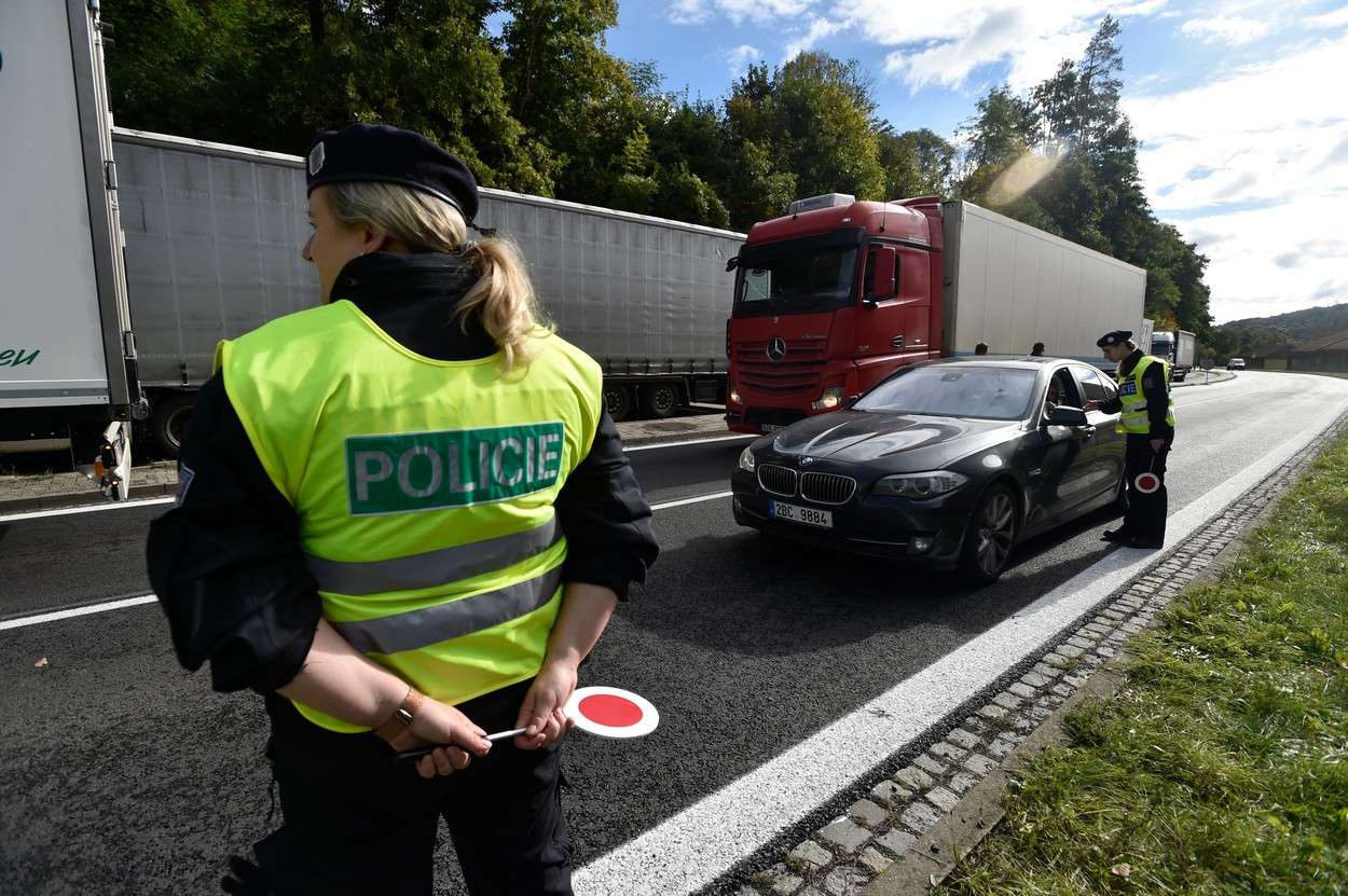 Policejní kontrola na státních hranicích (ilustrační foto).