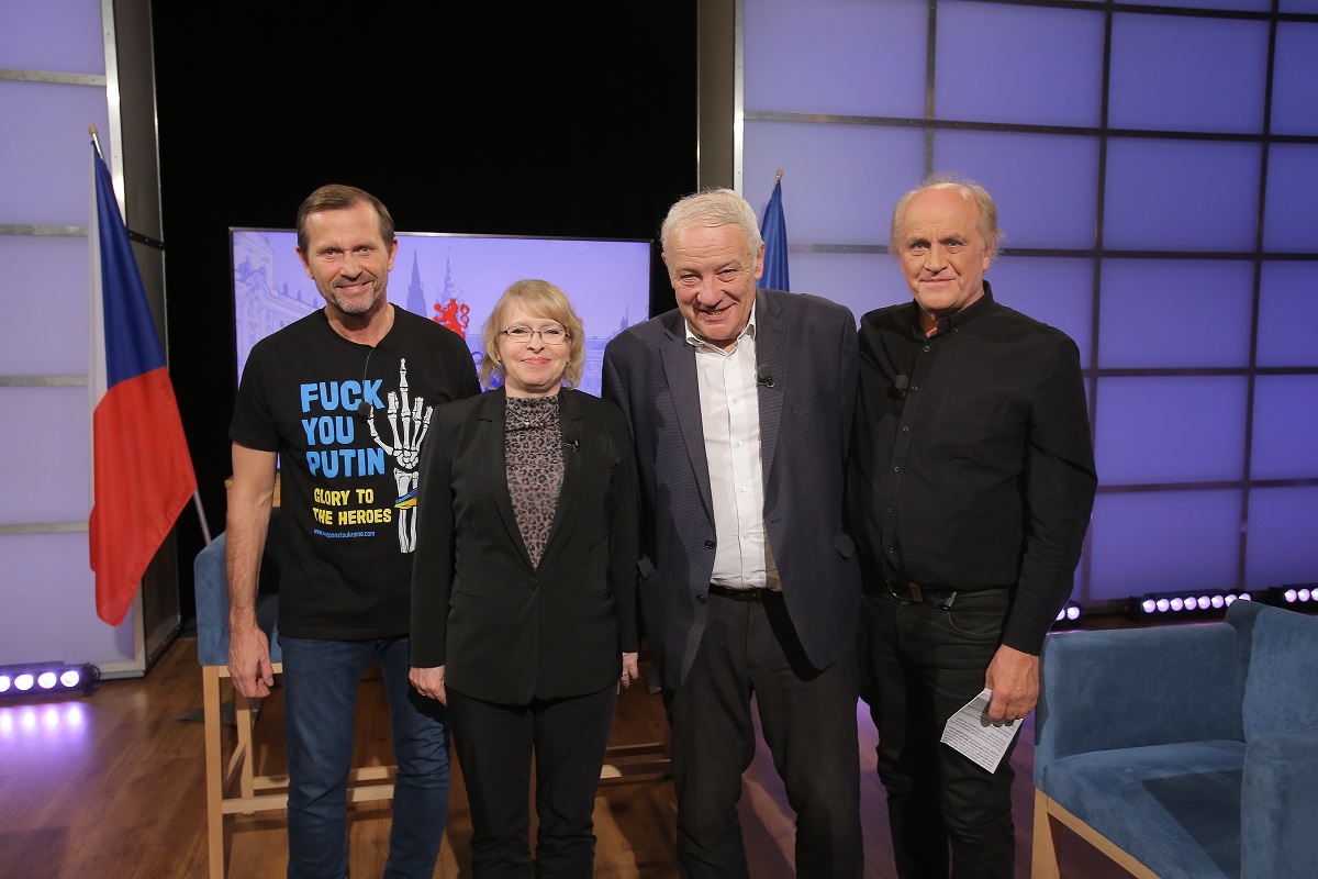 Moderátor pořadu Jaromír Soukup se svými hosty.