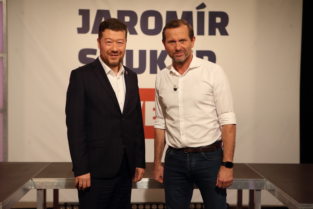 Moderátor pořadu Jaromír Soukup a předseda SPD Tomio Okamura.